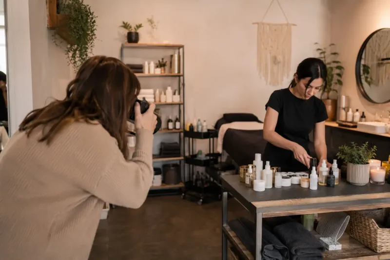 Fotografo e titolare preparano immagini professionali per il sito di un centro estetico